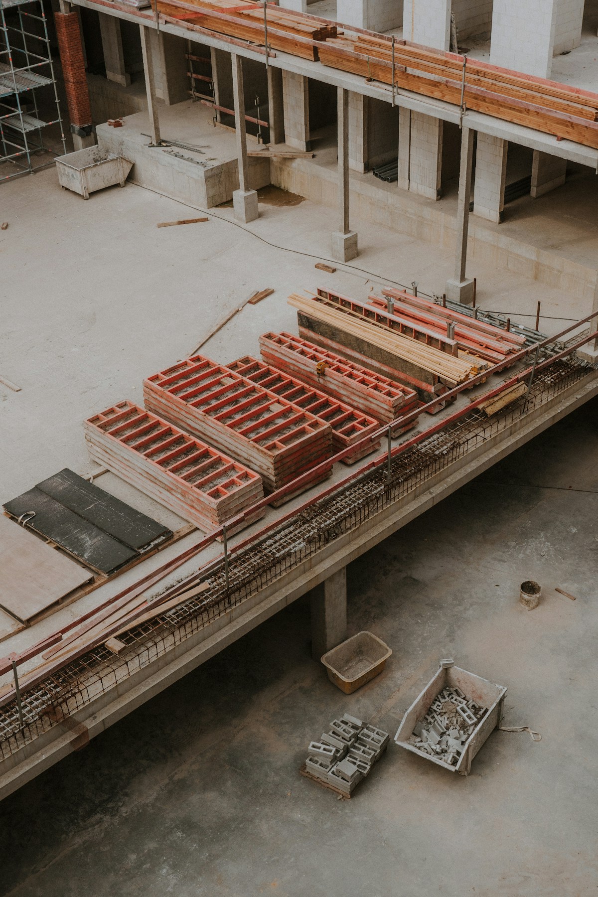 Photographie d’illustration d’une structure en béton et de coffrages sur un chantier